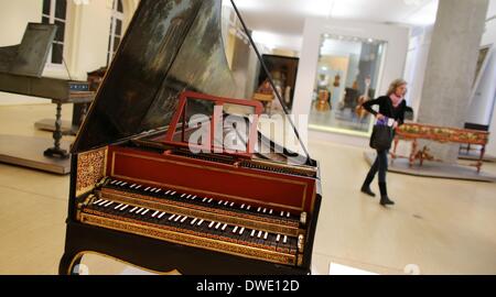 Hamburg, Deutschland. 6. März 2014. Ein Cembalo aus dem Jahr 1730 in der Ausstellung "Machen Musik aus der Seele." Die Welt von Klang und Instrumentenbau in der Zeit von C.P.E Bach in der Museum Fuer Kunst Und Gewerbe in Hamburg, Deutschland, 6. März 2014. Die Ausstellung ist für Besucher vom 07. März bis 30. Dezember 2014 geöffnet. Foto: MALTE Christen/Dpa/Alamy Live News Stockfoto