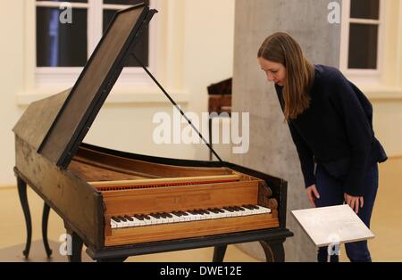 Hamburg, Deutschland. 6. März 2014. Ein Besucher schaut ein Cembalo von 1682 in der Ausstellung "Machen Musik aus der Seele." Die Welt von Klang und Instrumentenbau in der Zeit von C.P.E Bach in der Museum Fuer Kunst Und Gewerbe in Hamburg, Deutschland, 6. März 2014. Die Ausstellung ist für Besucher vom 07. März bis 30. Dezember 2014 geöffnet. Foto: MALTE Christen/Dpa/Alamy Live News Stockfoto