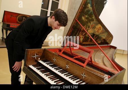 Hamburg, Deutschland. 6. März 2014. Musiker Alexander Gergelyfi schaut ein Cembalo in der Ausstellung "Machen Musik aus der Seele." Die Welt von Klang und Instrumentenbau in der Zeit von C.P.E Bach in der Museum Fuer Kunst Und Gewerbe in Hamburg, Deutschland, 6. März 2014. Die Ausstellung ist für Besucher vom 07. März bis 30. Dezember 2014 geöffnet. Foto: MALTE Christen/Dpa/Alamy Live News Stockfoto