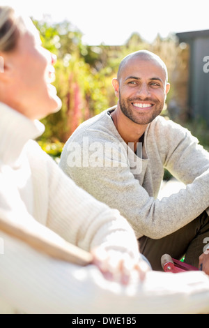 Gerne älteres Paar am Hof Stockfoto