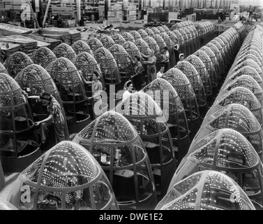 Arbeitnehmerinnen, bekannt als Rosie polnische die Nietmaschinen die transparente Nase Kegel für a-20 Bomber Kampfflugzeuge in der Douglas Aircraft Factory Oktober 1942 in Long Beach, Kalifornien. Stockfoto