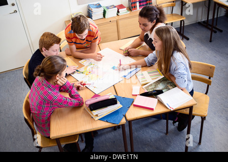 Erhöhte Ansicht der Studenten diskutieren über Karte im Klassenzimmer Stockfoto