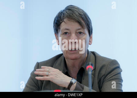 Berlin, Deutschland. 06., März 2014. EU-Umweltkommissar Janez Potocnik und Bundesumweltminister Barbara Hendricks hat bei einem Treffen im Rahmen seines Besuchs in Berlin, sprach unter anderem die Umsetzung der kürzlich verabschiedeten EUS 7. Umweltaktionsprogramm, bildet den Rahmen der europäischen Umwelt- und Klimapolitik bis 2020. Nach dem Treffen geben sie eine gemeinsame Pressekonferenz in der Vertretung der Europäischen Kommission in Berlin. / Foto: Barbara Hendricks (SPD), Minister für Umwelt und Gebäude. Stockfoto