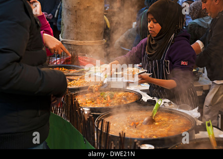 Junge Frau, die heißes marokkanisches Essen am Marktstand York North Yorkshire England Großbritannien Großbritannien Großbritannien Großbritannien Großbritannien Großbritannien Großbritannien Großbritannien Großbritannien Großbritannien Großbritannien Stockfoto