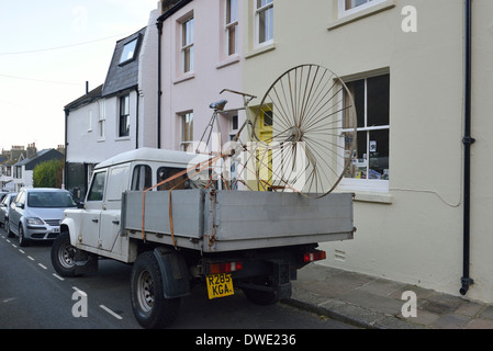 Einem geparkten LKW tragen eine ungewöhnlichere große Fahrrad Stockfoto