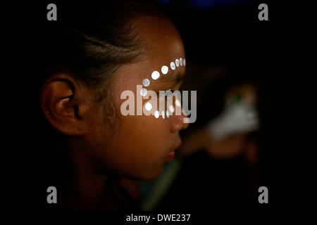 Die Traumzeit-Tänzer. Eine Gruppe von jungen Tänzerinnen, die lernen und zeitgenössischen Aboriginal Tanz durchführen. Broome, Westaustralien. Stockfoto