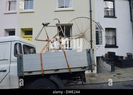 Einem geparkten LKW tragen eine ungewöhnlichere große Fahrrad Stockfoto