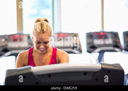 Glückliche Frau Laufband im Fitness-Studio in Betrieb Stockfoto