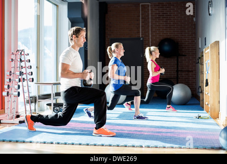 Menschen, die das Training mit Kettlebells in Turnhalle Stockfoto