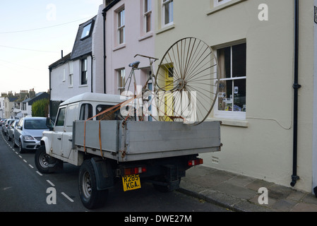 Einem geparkten LKW tragen eine ungewöhnlichere große Fahrrad Stockfoto