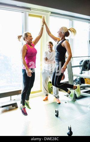 Aufgeregt Fit Frauen geben High-Five in Turnhalle Stockfoto