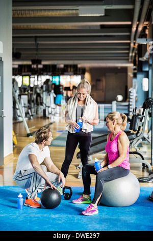 Freunde im Gespräch in Turnhalle Stockfoto