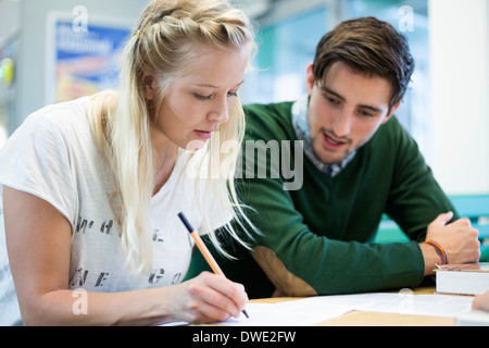 Studenten studieren am Tisch gemeinsam Zimmer Stockfoto