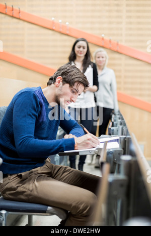 Universität studiert im Klassenzimmer mit Freundinnen im Hintergrund Stockfoto