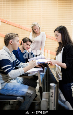 Studenten lernen im Klassenzimmer Stockfoto