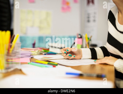 Mittelteil der Geschäftsfrau arbeiten am Schreibtisch im Kreativbüro Stockfoto