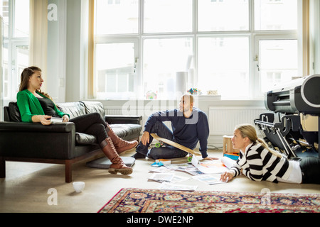 Geschäftsleute in Kreativbüro zu erörtern Stockfoto