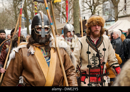 Prozession von Menschen in Kostümen durch die Straßen während der Jorvik Viking Festival York North Yorkshire England Vereinigtes Königreich GB Großbritannien Stockfoto