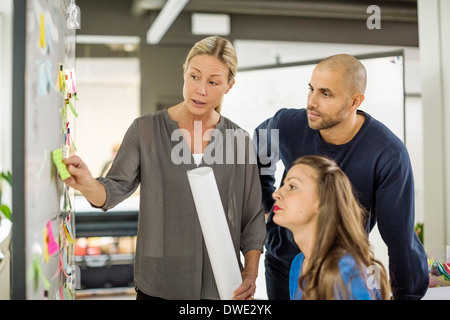 Business-Leute diskutieren über Erinnerung in Kreativbüro Stockfoto