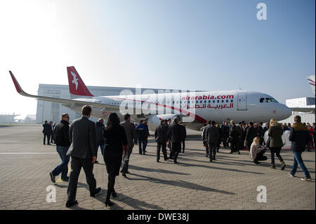 Hamburg, Deutschland. 6. März 2014. Ein Airbus A320 Air Arabia Airlines sitzt in der A320-Auslieferungszentrum "Juergen Thomas" in Hamburg, Deutschland, 6. März 2014. Der Flugzeughersteller Airbus übergab die 6000th Flugzeuge der A320-Familie Fluggesellschaft Air Arabia. Foto: MAJA HITJI/Dpa/Alamy Live News Stockfoto
