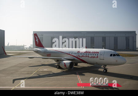 Hamburg, Deutschland. 6. März 2014. Ein Airbus A320 Air Arabia Airlines sitzt in der A320-Auslieferungszentrum "Juergen Thomas" in Hamburg, Deutschland, 6. März 2014. Der Flugzeughersteller Airbus übergab die 6000th Flugzeuge der A320-Familie Fluggesellschaft Air Arabia. Foto: MAJA HITJI/Dpa/Alamy Live News Stockfoto