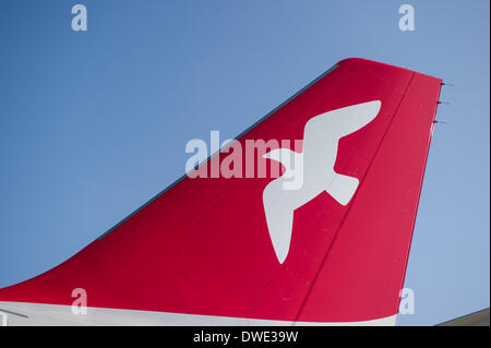 Hamburg, Deutschland. 6. März 2014. Teh vertikalen Stabilisatoren eines Airbus A320 Air Arabia Airlines ist abgebildet in der A380-Auslieferungszentrum "Juergen Thomas" in Hamburg, Deutschland, 6. März 2014. Der Flugzeughersteller Airbus übergab die 6000th Flugzeuge der A320-Familie Fluggesellschaft Air Arabia. Foto: MAJA HITJI/Dpa/Alamy Live News Stockfoto