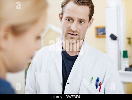 Mitte Erwachsenen Arzt im Gespräch mit der Krankenschwester im Krankenhaus Stockfoto