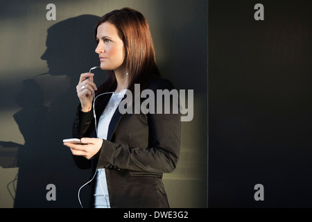 Junge Geschäftsfrau, reden über Kopfhörer im Büro Stockfoto