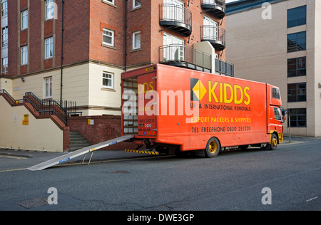 Kidds Möbelentnahmewagen parkte außerhalb der Wohnungen Wohnungen York North Yorkshire England Großbritannien GB Großbritannien Stockfoto