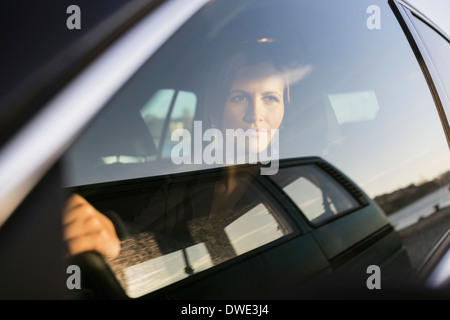 Geschäftsfrau Blick durch Fenster während der Fahrt Auto Stockfoto