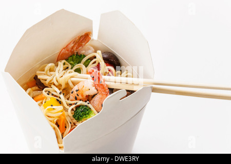 Eiernudeln mit Shiitake-Pilzen, Shrimps und Schweinefleisch zum mitnehmen Stockfoto