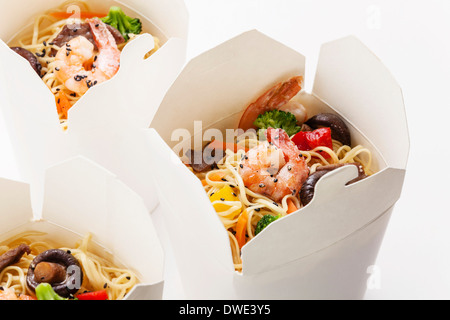 Eiernudeln mit Shiitake-Pilzen, Shrimps und Schweinefleisch zum mitnehmen Stockfoto