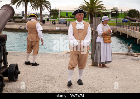 Schauspieler in einer historischen Nachstellung der Strafe für Entduckungshocker in St. George's Bermuda treten für Touristen auf. Stockfoto