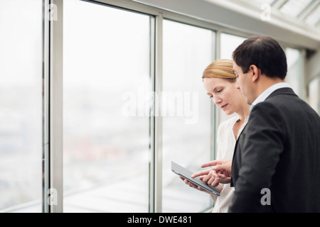 Geschäftsleute, die mit digital-Tablette zusammen in office Stockfoto