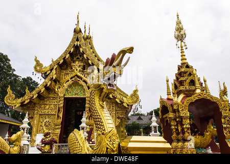 Naga Fusion Elefanten Statue mit Kapelle der Tempel in Thailand Chiangrai Stockfoto