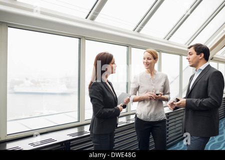 Geschäft Leute diskutieren im Büro Stockfoto