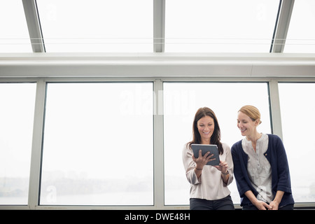 Unternehmerinnen mit digital-Tablette in office Stockfoto