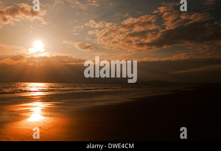 Sonnenuntergang am Strand von Aberavon, Neath Port Talbot South Wales UK Stockfoto