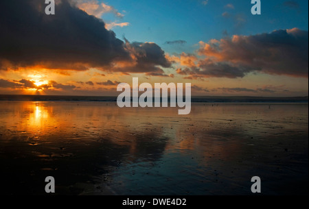 Sonnenuntergang am Strand von Aberavon, Neath Port Talbot South Wales UK Stockfoto