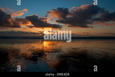 Sonnenuntergang am Strand von Aberavon, Neath Port Talbot South Wales UK Stockfoto