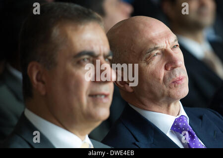 Hamburg, Deutschland. 6. März 2014. Adel Abdullah Ali, Vorsitzender der Fluggesellschaft Air Arabia, sitzt neben Airbus Programmdirektor Tom Williams (R) in Hamburg, Deutschland, 6. März 2014. Der Flugzeug-Hersteller Airbus lieferte das 6000. Flugzeug der A320-Familie an Air Arabia. Foto: Maja Hitij/Dpa/Alamy Live News Stockfoto