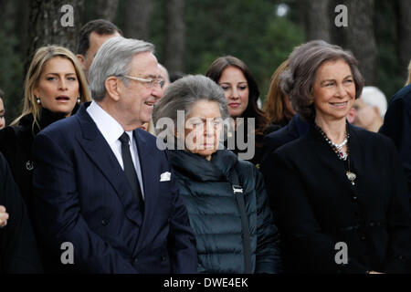 Tatoi, Griechenland. 6. März 2014. Anlässlich des 50. Jahrestages des Todes von König Paul seine Kinder, König Constantine II von Griechenland, Königin Anna-Maria, Königin Sofía von Spanien und Prinzessin Irene, und viele andere Familienmitglieder versammelt in der griechischen Hauptstadt, eine Trauerfeier für die Eltern Kredit zu halten: Aristidis Vafeiadakis/ZUMAPRESS.com/Alamy Live News Stockfoto