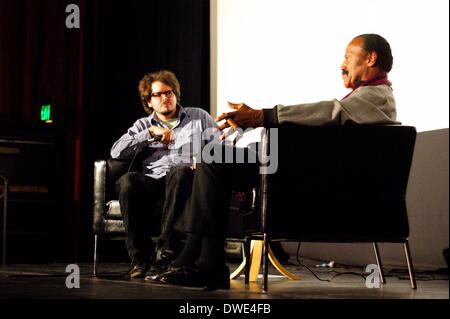 Austin, Texas, USA. 5. März 2014. Austin Film Society präsentiert Moviemaker Dialog mit dem Schauspieler, Schriftsteller, Regisseur, Produzent und ehemaliger NFL defensive zurück Fred Williamson bei der Marchesa Theater in Austin, Texas am 03/05/2014.Mr.Williamson erinnerte über seine seine bemerkenswerte Karriere im Fußball, Film und Fernsehen. Er sprach auch die Bedeutung der Hartnäckigkeit und Entschlossenheit. Er regte auch junge Filmemacher keine Ablehnung und das Wort '' Nein '' Angst zu haben. Nach dem Dialog gab es eine exklusive screening.of seinen neuen Film "From Dusk til Dawn" unter der Regie von Austins Robert Rodriguez.AFS fil Stockfoto