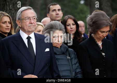 Tatoi, Griechenland. 6. März 2014. Anlässlich des 50. Jahrestages des Todes von König Paul seine Kinder, König Constantine II von Griechenland, Königin Anna-Maria, Königin Sofía von Spanien und Prinzessin Irene, und viele andere Familienmitglieder versammelt in der griechischen Hauptstadt, eine Trauerfeier für die Eltern Kredit zu halten: Aristidis Vafeiadakis/ZUMAPRESS.com/Alamy Live News Stockfoto