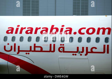 Hamburg, Deutschland. 6. März 2014. Der Logo der Fluggesellschaft Air Arabia ist ein Airbus A320 in Hamburg, Deutschland, 6. März 2014 abgebildet. Der Flugzeug-Hersteller Airbus lieferte das 6000. Flugzeug der A320-Familie an Fluggesellschaft Air Arabia. Foto: Maja Hitij/Dpa/Alamy Live News Stockfoto
