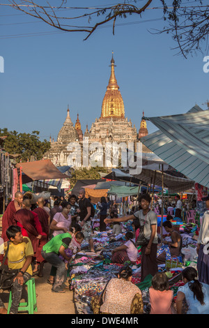 Belebten Markt in der Nähe von Ananda buddhistischer Tempel in der antiken Stadt Bagan in Myanmar (Burma) Stockfoto