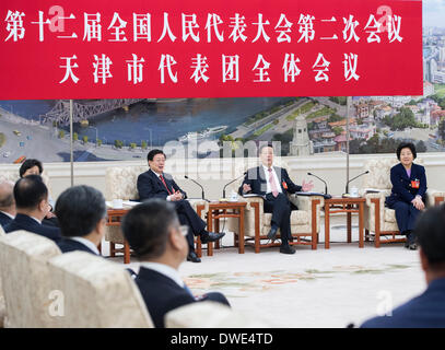 Peking, China. 6. März 2014. Chinesischer Vize-Premier Zhang Gaoli (2. R, hinten), auch ein Mitglied des ständigen Ausschusses des Politbüros der kommunistischen Partei von China Zentralkomitees, schließt sich eine Diskussion mit Abgeordneten aus Nord-China Tianjin Gemeinde während der zweiten Sitzung des 12. NPC in Peking, Hauptstadt von China, 6. März 2014. © Wang Ye/Xinhua/Alamy Live-Nachrichten Stockfoto