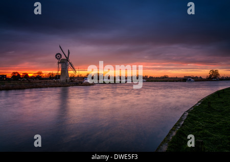 Landschaftsbild Thurne Windmühle Thurne Village, Norfolk Broads an der ersten Ampel. Stockfoto