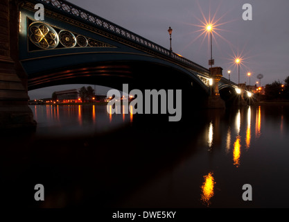 Nottingham Forest Football Club umrahmt von Trent Bridge Nottingham Nottinghamshire England UK Stockfoto