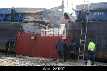 Hamburg, Deutschland. 6. März 2014. Arbeiter Schweißen die havarierte Binnenschiff "Jade" an der Elbe in Hamburg, Deutschland, am Flussufer 6. März 2014. Zwei Schiffe kollidieren auf der Elbe bei Hamburg-Othmarschen auf 5. März 2014. Foto: Malte Christen/Dpa/Alamy Live News Stockfoto